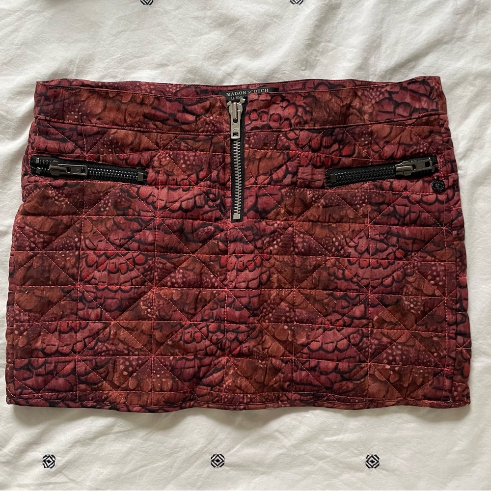 Fun quilted mini skirt with a zipper